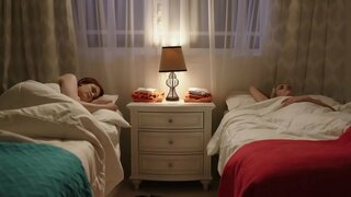 Lesbiennes doux plaisir entre une rousse et une blonde poussin