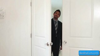 Cutie yn ei arddegau blondie yn perfformio blowjob anhygoel ar enfawr gwyn dick ac wrth ei fodd