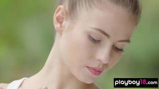 מאָגער ברונעט זוינע סטריפּינג בעשאַס טריינינג box