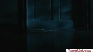 Tetovaný teen dostane vzhůru a pomalu jde ven a potká svou přítelkyni v jiné místnosti.Po tom,oni začali líbat navzájem vášnivě.Další je,že se jejich kundičky mokré a přepne na 69.pozici.