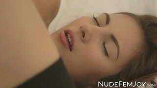 ���ిగ్ titted నల్లటి జుట్టు గల స్త్రీని ఒంటరిగా పూకు రుద్దు