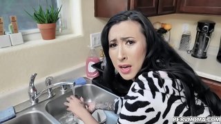 Ibu panas Lily Lane ingin dia stepsons jus jadi dia menunggang dia sementara dia melakukan cucian