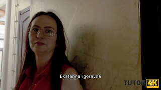 TUTOR4K. Adam öğretmene ders için biraz para almak için bacaklarını açması gerektiğini söyledi