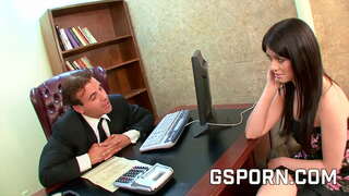 ���ซ็กซี่ผมสีน้ำตาลเลขา milf ระยำหนักกันหน้าน้ำเชื้อ