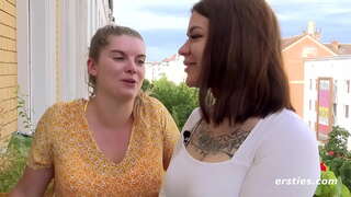 Naughty Amatör lesbiska göra det i hela huset 